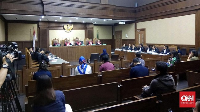 Majelis hakim menyatakan Ketua dan Sekretaris Komisi B Kalteng terbukti secara sah dan meyakinkan telah menerima suap Rp240 juta dari tiga pejabat Sinar Mas.