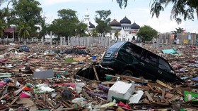 Warga Aceh Berkemah di Lahan Bekas Tsunami
