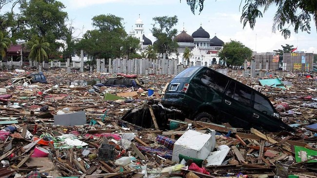 Sejumlah warga menggelar doa bersama dan bermalam di tenda yang dibangun di wilayah bekas terjadinya bencana tsunami Aceh 14 tahun lalu.