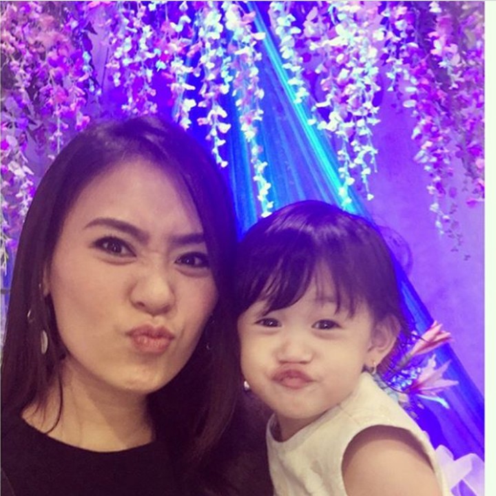 <p>"When I telll you I love you, I don't say iy out of habit or to make conversation. I Say it to remind you that you are the best thing that ever happened in my life." tulis Helena dalam salah satu postingan di Instagram. (Foto: Instagram @helena_iyeng)</p>