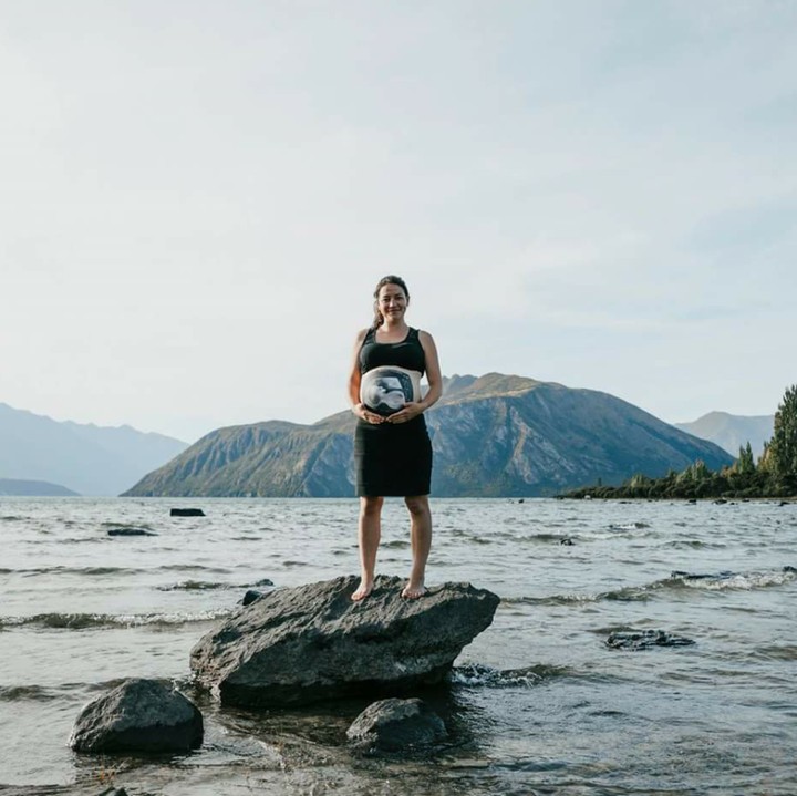 <p>Biasanya kartun, bayi, alam, atau tulisan nih yang jadi gambar belly painting ibu hamil. Nah, yang satu ini beda, Bun, soalnya gambarnya adalah foto hasil USG. (Foto: Facebook/ Beautiful Bumps Wanaka)</p>