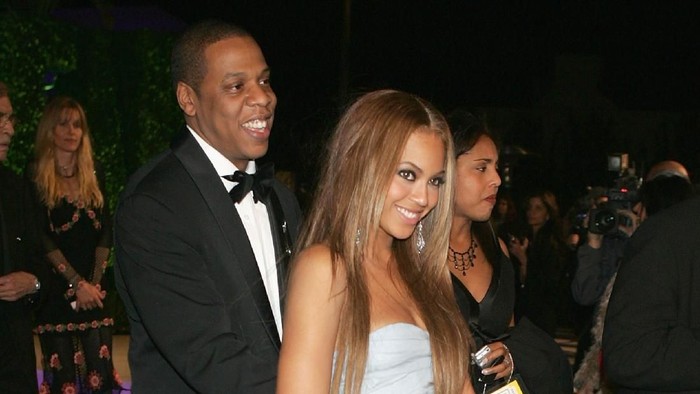 CLEVELAND, OH - NOVEMBER 04:  (L-R) Beyonce and and Jay Z perform on stage during a Get Out The Vote concert in support of Hillary Clinton at Wolstein Center on November 4, 2016 in Cleveland, Ohio. With less than a week to go until election day, Hillary Clinton is campaigning in Pennsylvania, Ohio and Michigan.  (Photo by Duane Prokop/Getty Images)