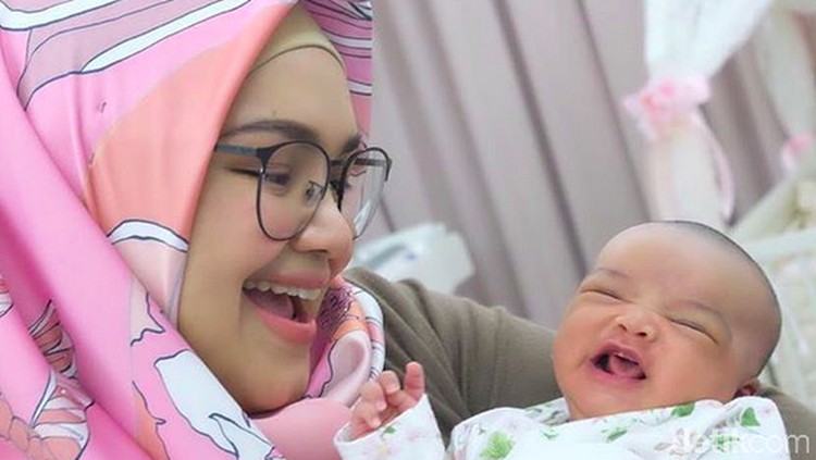 17 Hari pasca melahirkan, berat badan Siti Nurhaliza turun 14 kg lho. Ini dia sebabnya, Bun.