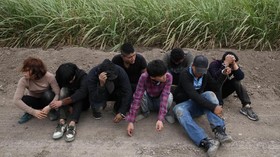 Trump Ancam Tembak Imigran Gelap Beringas di Perbatasan
