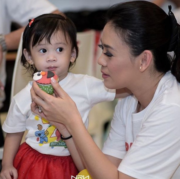 <p>Cup cake-nya lucu nih, Nak, kamu mau makan nggak? (Foto: Instagram @helena_iyeng)</p>
