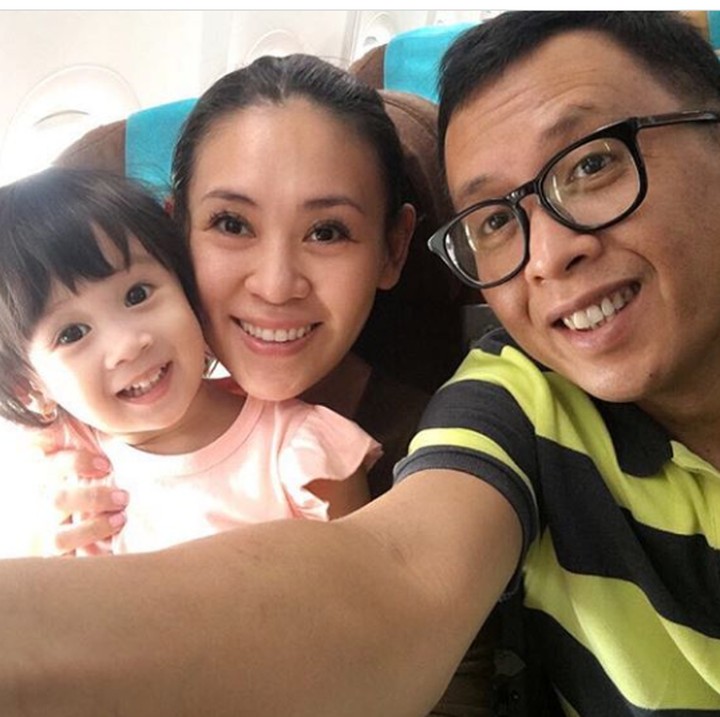<p>Senyum bahagia keluarga kecil Helena. (Foto: Instagram @helena_iyeng)</p>
