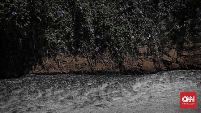 Sejumlah pengendara motor terperosok ke sungai Citarum saat jembatan Cihampelas Batujajar putus karena terpaan angin kencang.