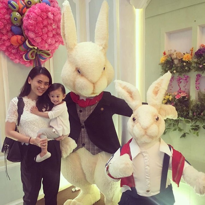 <p>Kata Bunda Helena, sebenarnya Heidi takut nih sama kelincinya. Tapi karena tahu difoto, Heidi tetap senyum manis. Lucu banget kamu, Nak. (Foto: Instagram @helena_iyeng)</p>