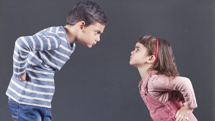 Anak-anak sering mengalami sibling rivalry karena masalah yang sangat sepele. Pemicunya bisa berasal dari sikap orang tua, seperti pejelasan berikut ini.