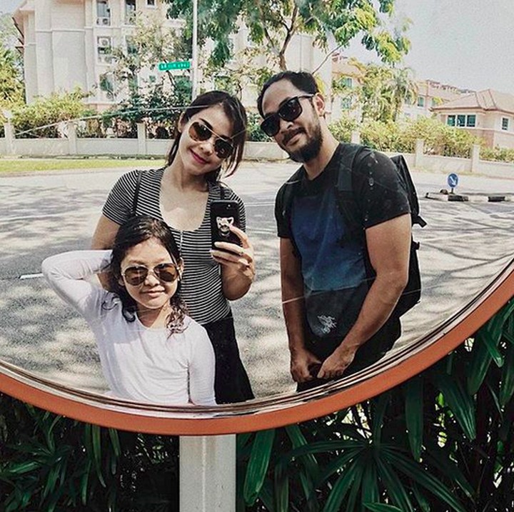 <p>Keren juga ya wefie ala keluarga Uki di kaca cembung di pinggir jalan gini. (Foto: Instagram/ @methayuna)  </p>