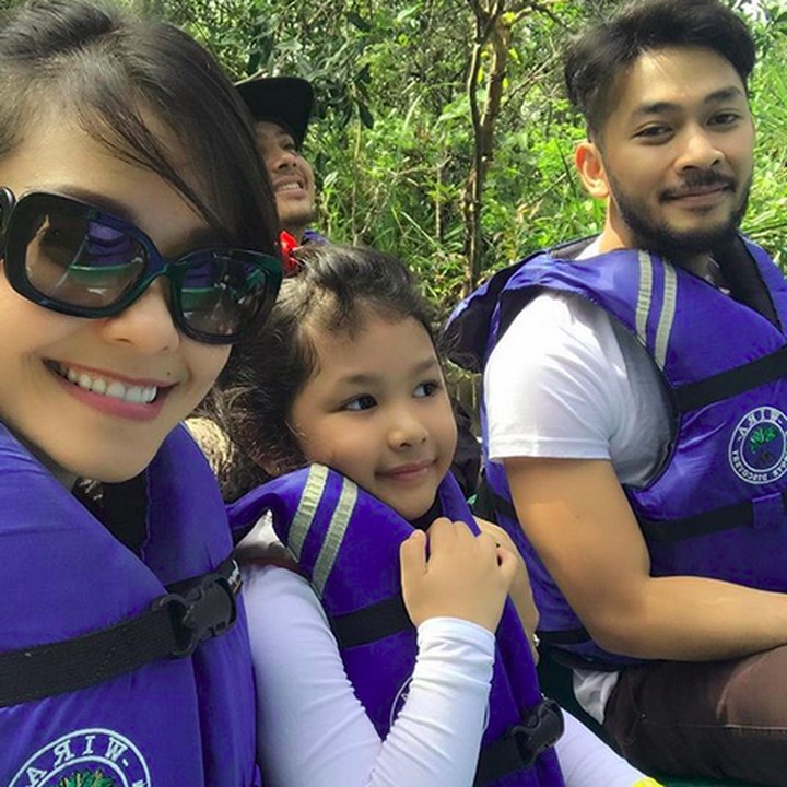 <p>Asyik dan serunya saat Uki bareng sang istri, Metha dan anak perempuan mereka, Thameika Ghaniyah Maryam, berkeliling hutan mangrove. (Foto: Instagram/ @methayuna)</p>