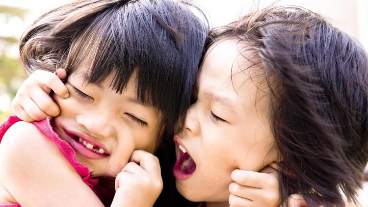 Sibling Rivalry demikian sebutan ilmiahnya, Bun. Biasa terjadi ketika anak kedua lahir dan bisa bikin kepala Bunda pusing!