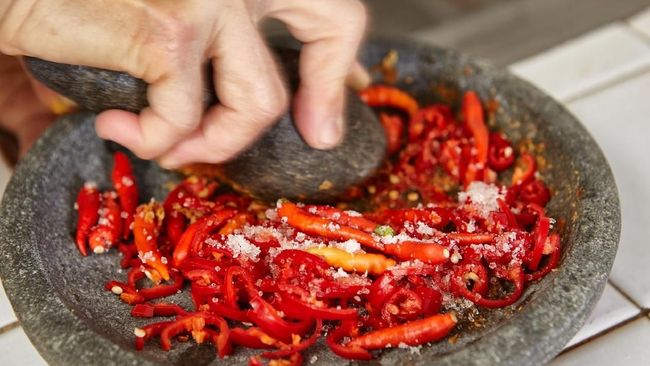 Sambal seakan tak bisa dipisahkan dari kuliner Nusantara. Aneka makanan dari Sabang sampai Merauke menggunakan cabai sebagai penambah cita rasa dalam hidangan.