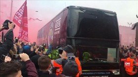 VIDEO: Guardiola Terkejut Bus Man City Diserang Fan Liverpool