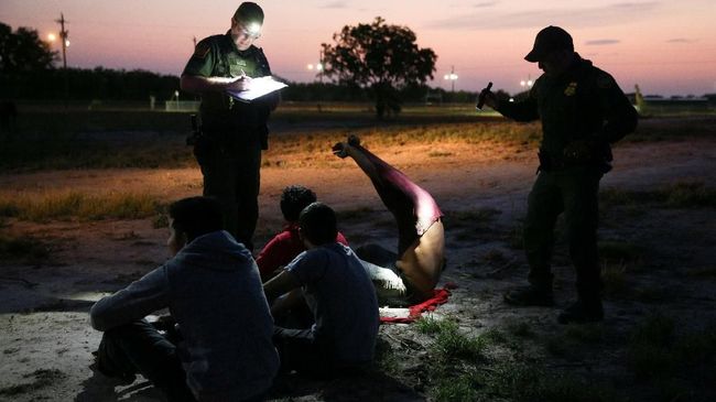 Angka Imigran Gelap Meningkat, Kebijakan Trump Dinilai Gagal Angka imigran gelap Meksiko yang menerobos perbatasan AS meningkat tiap tahunnya, ini dianggap sebagai kegagalan kebijakan Trump.
