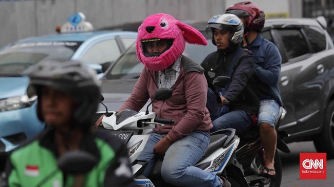 Izin bonceng tiga di sepeda motor, tidak berlaku bila seluruh penumpang masuk dalam kategori orang dewasa.