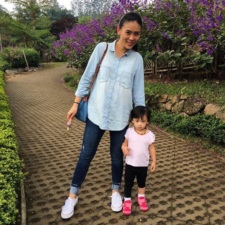 <p>Aih senangnya jalan-jalan di taman. (Foto: Instagram @helena_iyeng)</p>