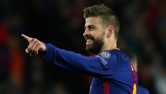 Bek Barcelona Gerard Pique kini sedang mengejar rekor gol mantan pemain Real Madrid Roberto Carlos di Liga Champions usai membobol gawang AS Roma.