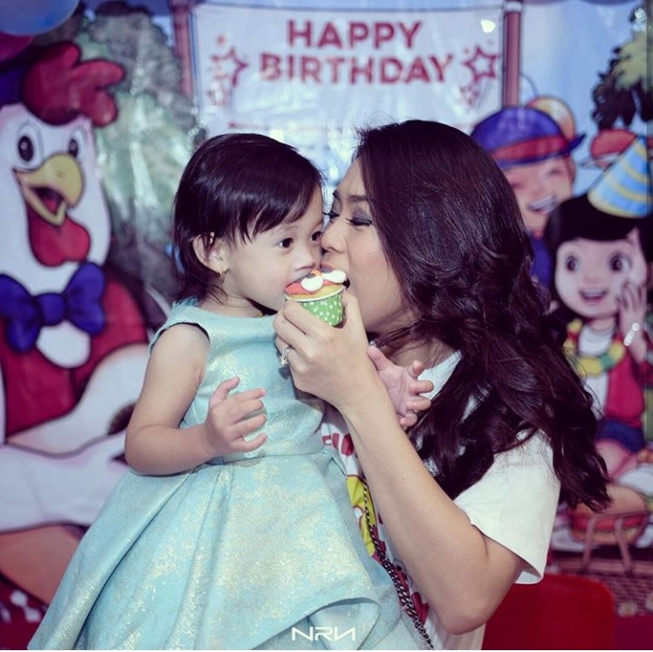 <p>Sweet-nya makan cup cake bareng seperti ini. (Foto: Instagram @helena_iyeng)</p>