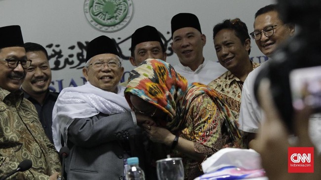 Sukmawati Soekarnoputri berulang kali mencium tangan Ketua MUI Ma'ruf Amin sebagai bentuk permintaan maaf atas puisi kontroversial yang memicu polemik publik.