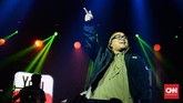 FOTO: 'Bebas Lepas' di Konser 25 Tahun Iwa K Iwa K sukses menggelar konser 25 tahun di The Pallas Jakarta, Rabu (4/4) malam. Para penggemar pun 'bebas lepas' menikmati lagu hit era 90-an khas sang rapper.