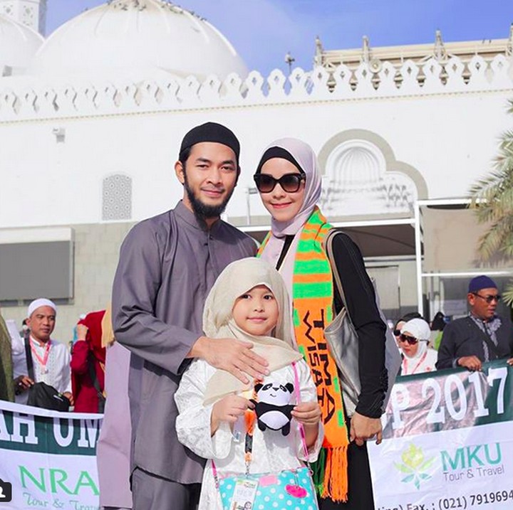 <p>Throwback saat keluarga Uki sedang menunaikan ibadah umrah. (Foto: Instagram/ @methayuna)  </p>