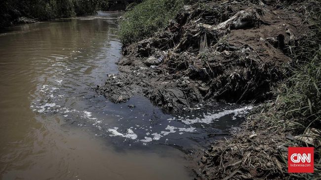 Cairan eco enzyme mulai digunakan sebagai cara untuk membersihkan sungai di Indonesia dari limbah rumah tangga hingga industri.