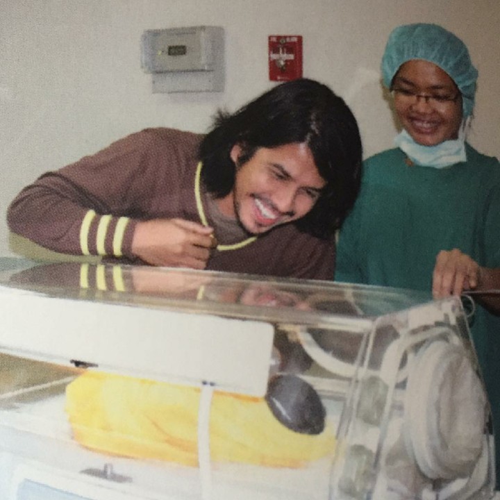 <p>Ini ekspresi Ayah Ariyo ketika Sabine lahir, bahagia banget. (Foto: Instagram/ariyowahab)</p>