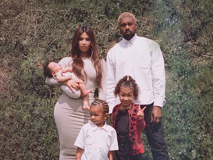Cerita di Balik Foto Keluarga Kim Kardashian