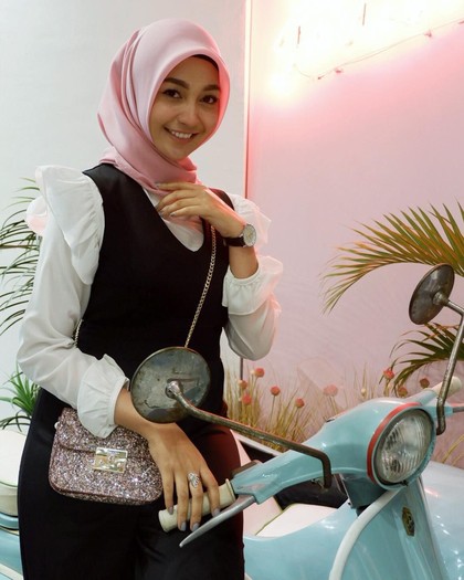 Potret PNS Berhijab Cantik yang Disebut Netizen Mirip Ariel Tatum