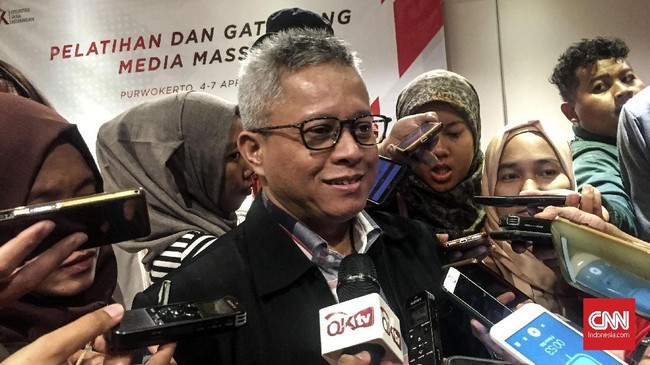 OJK mengaku uang donasi yang disimpan di Bank Wakaf Mikro masih banyak dibiakkan lewat keranjang deposito.