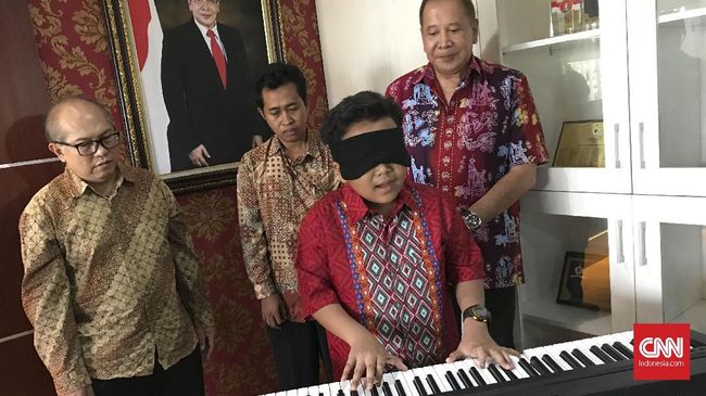 Pianis cilik asal Kendal, Jawa Tengah, Jefri Setiawan, berkesempatan tampil dan memecahkan rekor di Jerman. Namun, itu terancam batal karena terkendala biaya.