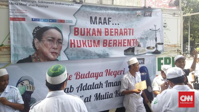 Peserta Aksi 64 meminta kepolisian untuk mempersilakan delegasi pendemo bertemu Kabareskrim Polri Komjen Ari Dono, Jumat (6/4).