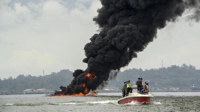 Menko Maritim Luhut B. Pandjaitan menyatakan pemerintah menerjunkan tim untuk menelusuri pihak yang bertanggung jawab atas insiden minyak tumpah di Balikpapan.