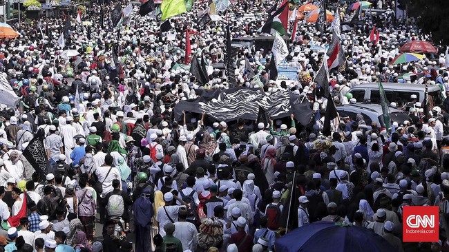 Seribuan peserta Aksi 67 memadati Kantor Bareskrim meminta polisi mengusut tokoh-tokoh yang dianggap telah menodai agama Islam.