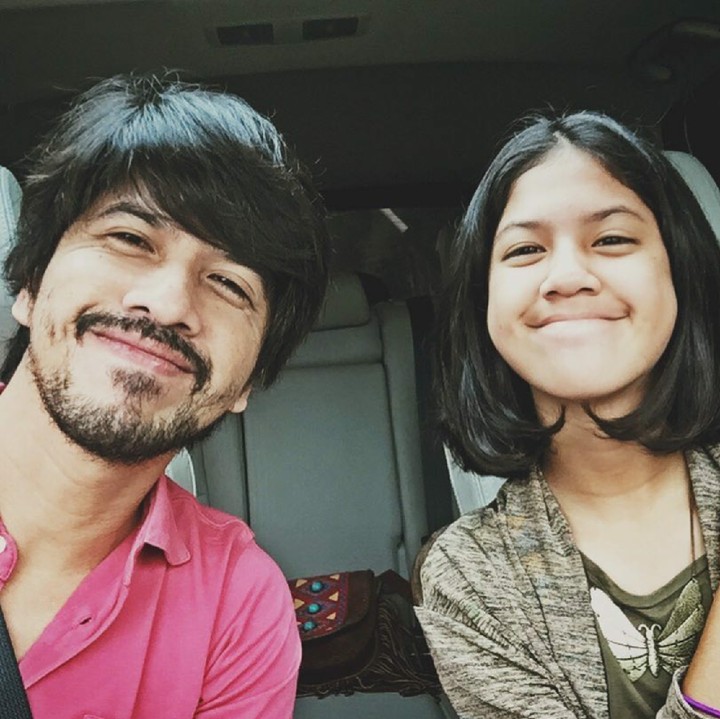 <p>Nah kalau ini Ariyo bersama si sulung, Kyra, senyumnya mirip banget ya. (Foto: Instagram/ariyowahab)</p>