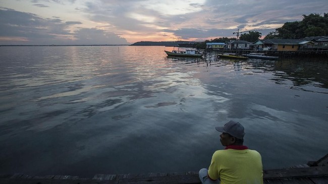 Sepanjang menyusuri Sungai Tempadu, minyak yang diduga berasal dari pipa Pertamina terlihat jelas. Meski tak menyengat, namun air tercampur minyak bisa diraba.