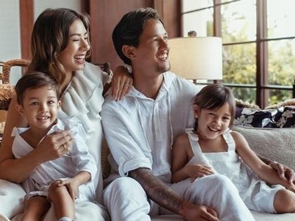 Cara Romantis Jennifer Bachdim Rayakan Ultah Pernikahan