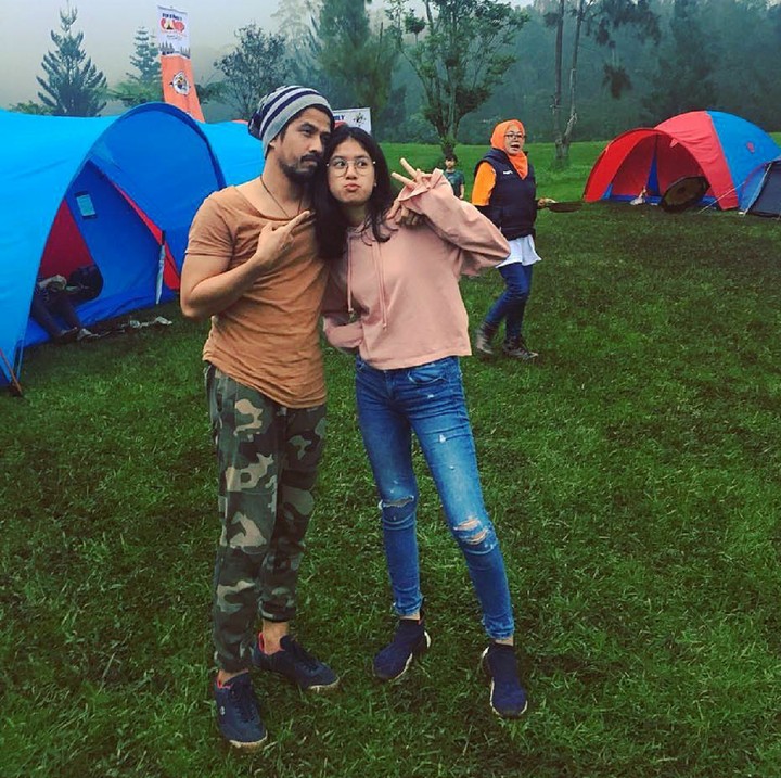 <p>Wah Kyra hampir melebihi tinggi si ayah nih. Saking gaulnya si ayah, mereka jadi seperti teman ya. (Foto: Instagram/ariyowahab)</p>