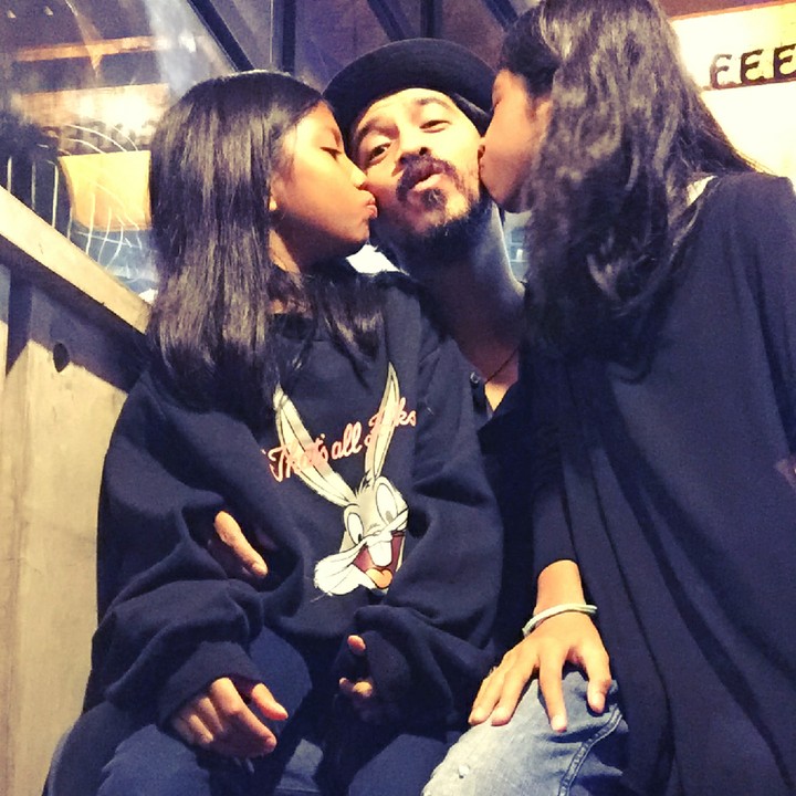 <p>Cup! Kecupan manis para putri yang sayang ayah banget. (Foto: Instagram/ariyowahab)</p>