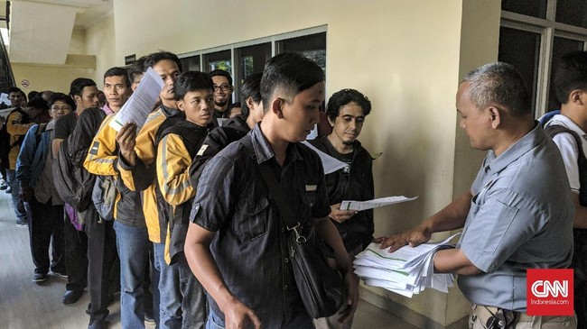Perpindahan pengendara Uber ke Grab masih terus berlangsung, kali ini 400 pengemudi UberMotor membanjiri gelanggang olahraga (GOR) Bendungan Hilir.
