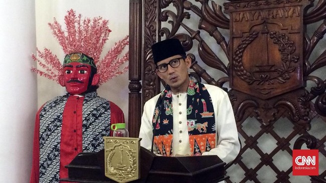 Wagub DKI Jakarta Sandiaga Uno mengaku kesulitan mencari dirut baru PD Dharma Jaya karena perusahaan pelat merah itu masih menjual daging babi.