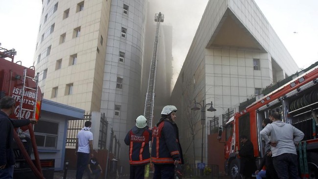 FOTO:  Rumah Sakit Istanbul Terbakar, Pasien Dievakuasi