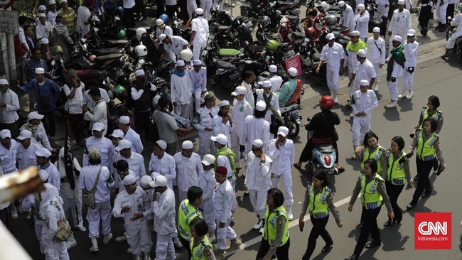 Massa pedemo Sukmawati sudah bergerak kantor Bareskrim. Polisi menerapkan sistem lawan arus sementara agar tidak terjadi penumpukan kendaraan.