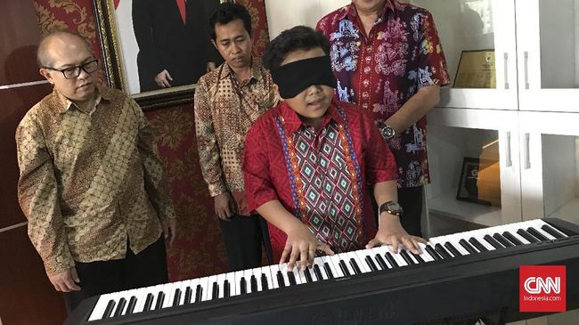 Pianis belia asal Kendal, Jefri Setiawan, akan kembali mencoba memecahkan rekor dunia untuk memainkan piano selama lima jam tanpa henti dengan mata tertutup.