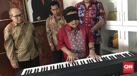 Musisi Kendal Akan Coba Pecah Rekor Main Piano Mata Tertutup