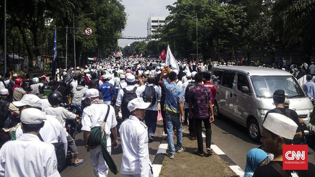 Polisi menyebut massa pedemo Sukmawati Sukarnoputri atau aksi 64 mencapai 1500 orang. Sebanyak 125 personil dikerahkan untuk mengamankan aksi.