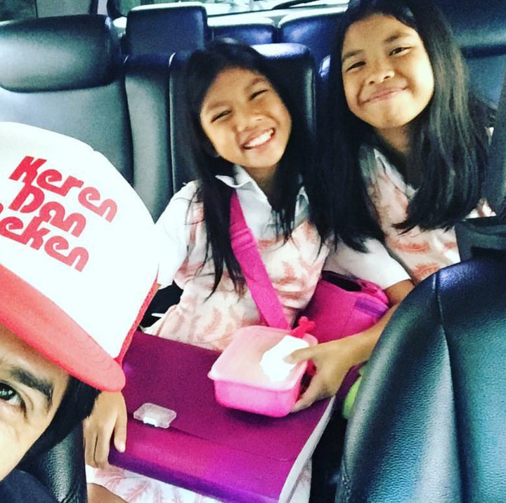 <p>Ini saat ayah gaul mengantar putri-putrinya sekolah. (Foto: Instagram/ariyowahab)</p>