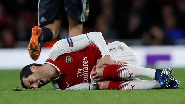 Gelandang asal Armenia Henrikh Mkhitaryan menjadi korban kemenangan Arsenal atas CSKA Moskow di perempat final Liga Europa karena mengalami cedera lutut.