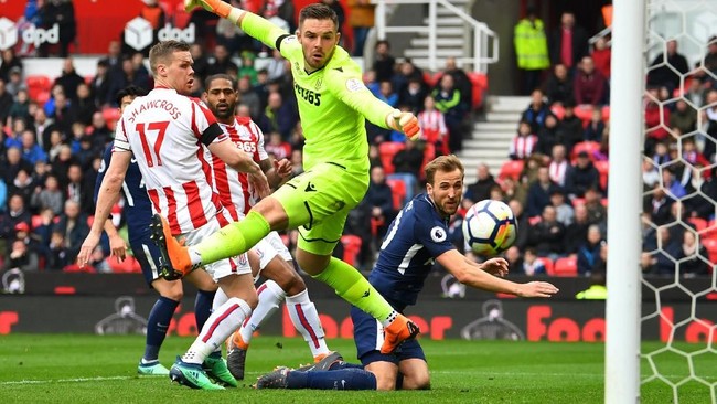 Tottenhan Hotspur menempel ketat Liverpool usai mengalahkan Stoke City dengan skor 2-1 dalam lanjutan Liga Primer Inggris, Sabtu (7/4).